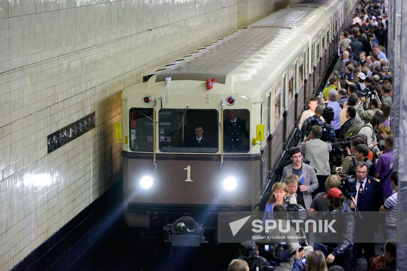 Vintage car sets off in Moscow Metro