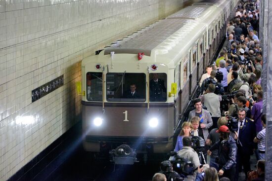 Vintage car sets off in Moscow Metro