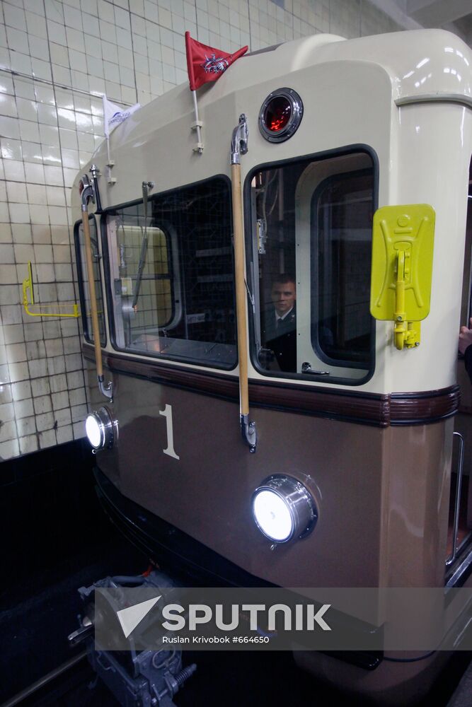 Vintage car sets off in Moscow Metro