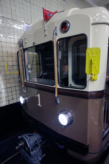 Vintage car sets off in Moscow Metro