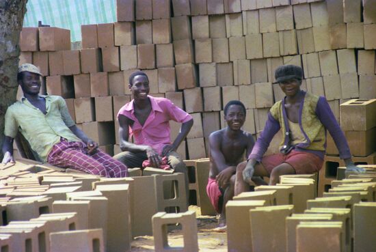 Pressers of bricks