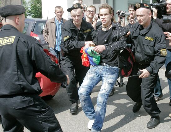 Police breaking up Slavic Gay Parade in Minsk