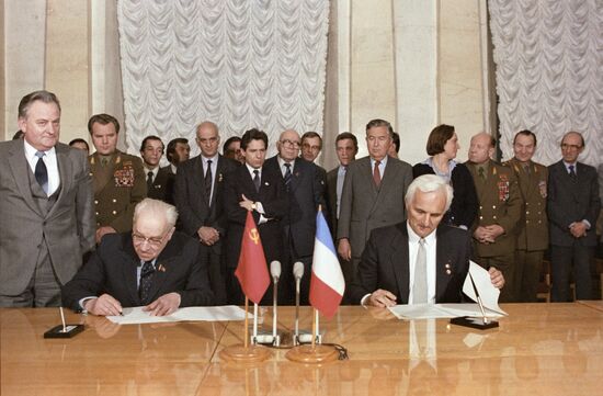 Signing protocol on preparation of joint space mission