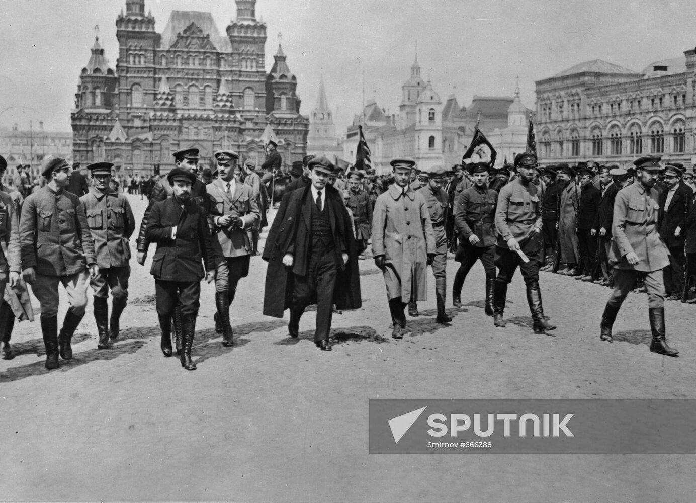 Vladimir Lenin with a group of commanders surveys soldiers