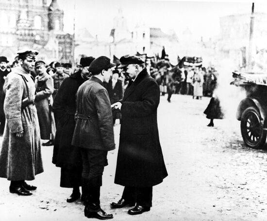 Lenin talking to Zagorsky