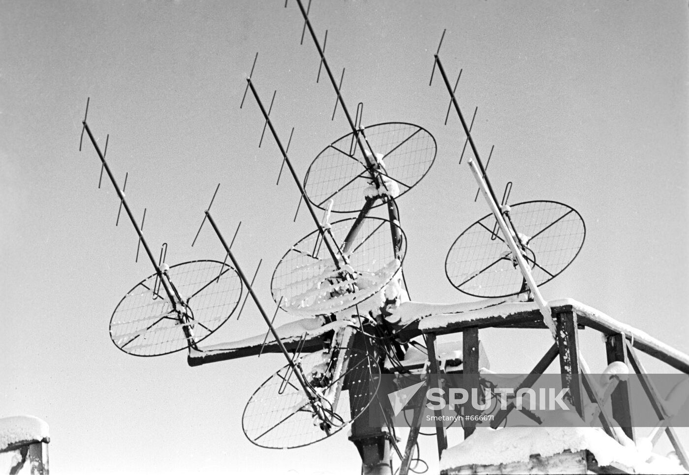 Antenna that tracks the motion of radiosondes