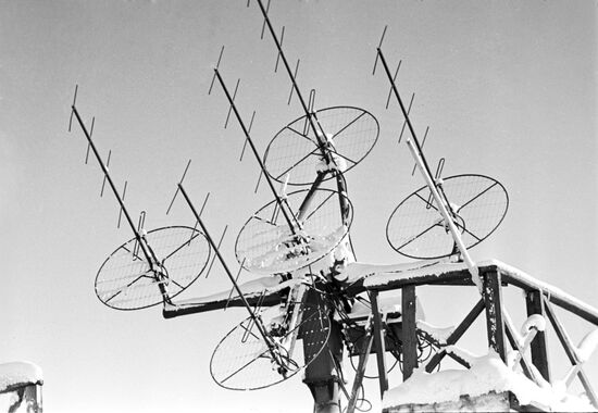 Antenna that tracks the motion of radiosondes