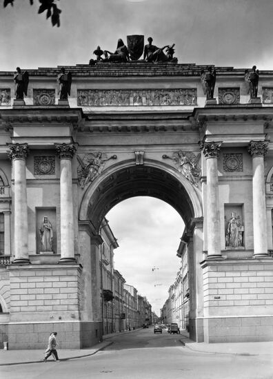 Arch between Senate and Synod at Decembrists' Square