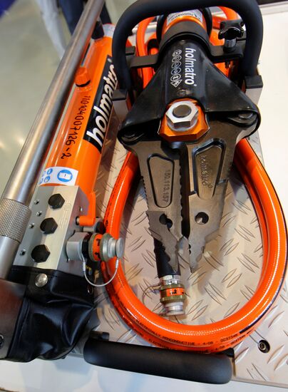 Holmatro rescue instrument