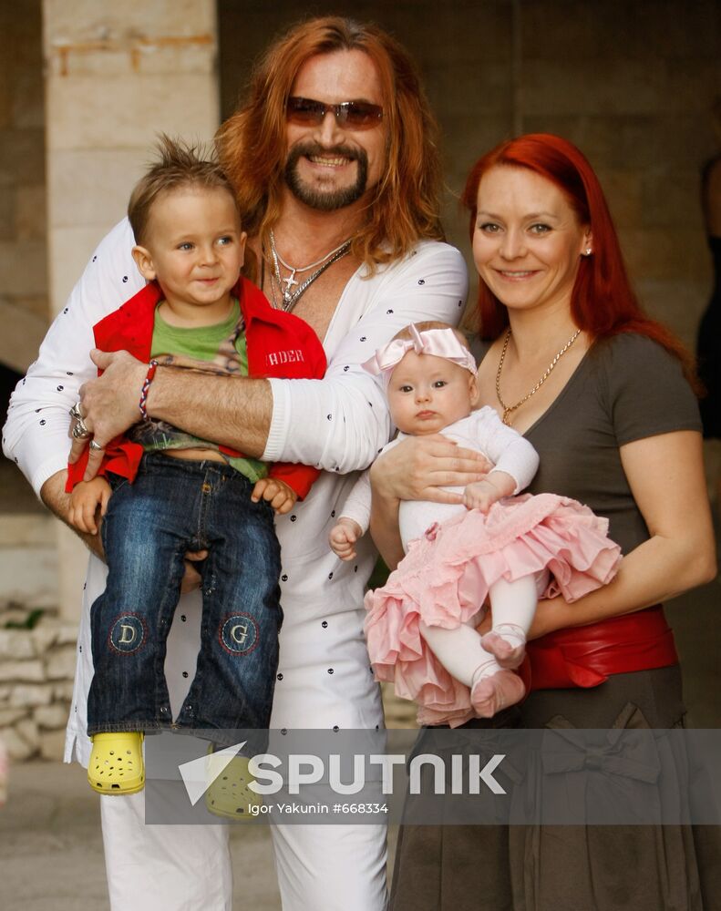 Nikita Dzhigurda and Marina Anisina with children