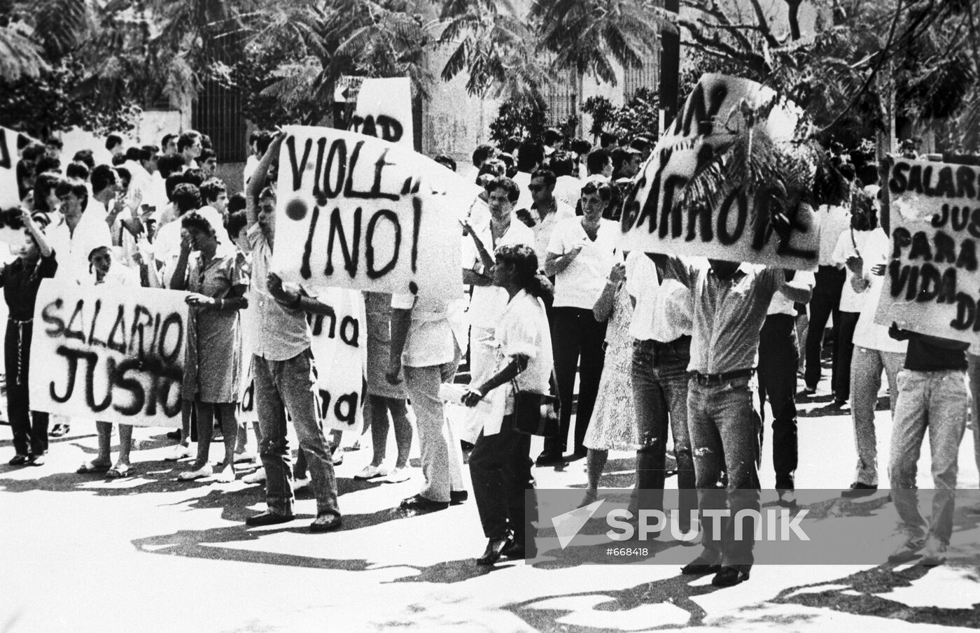 Massive anti-dictatorship demonstration in Asuncion