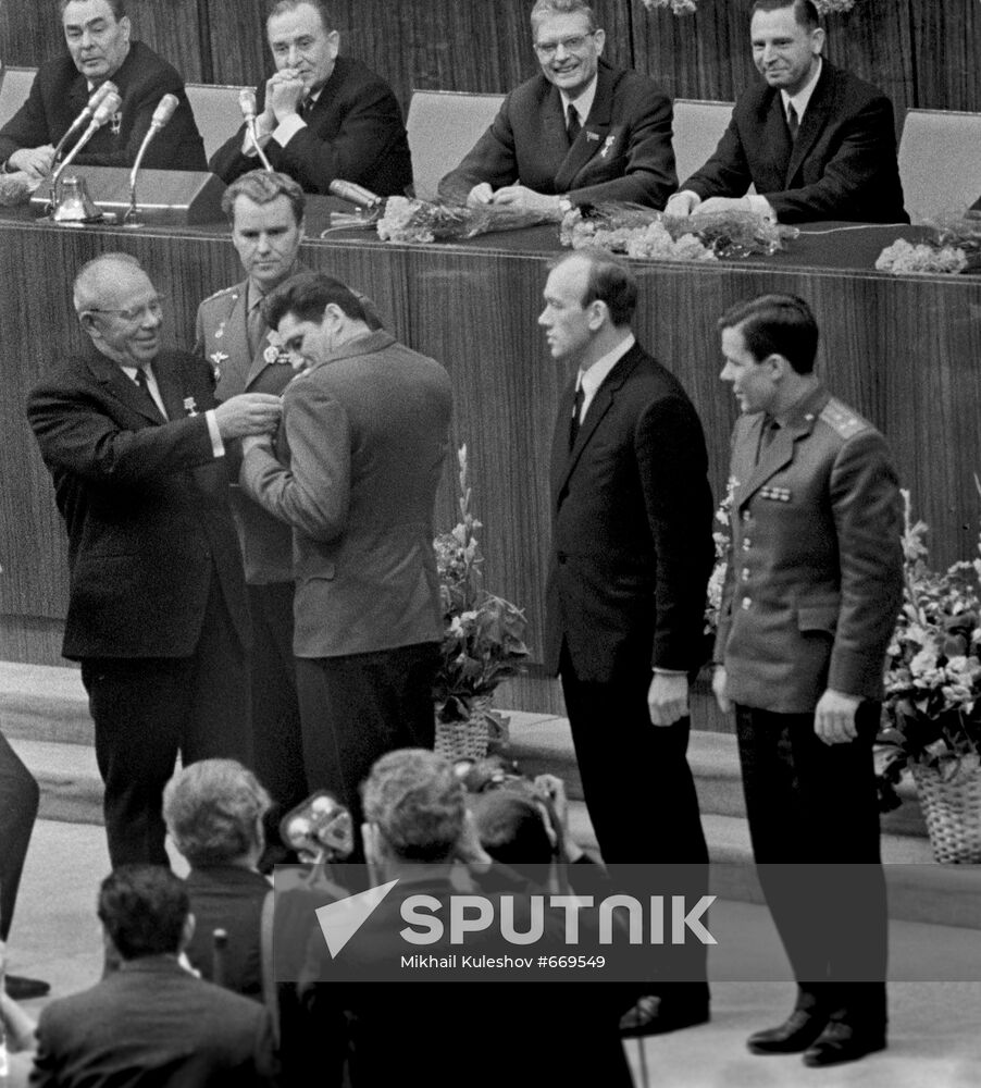 Soyuz-4 and Soyuz-5 space crew members rewarding in Kremlin.