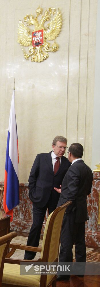 Vladimir Putin chairs meeting at Government House