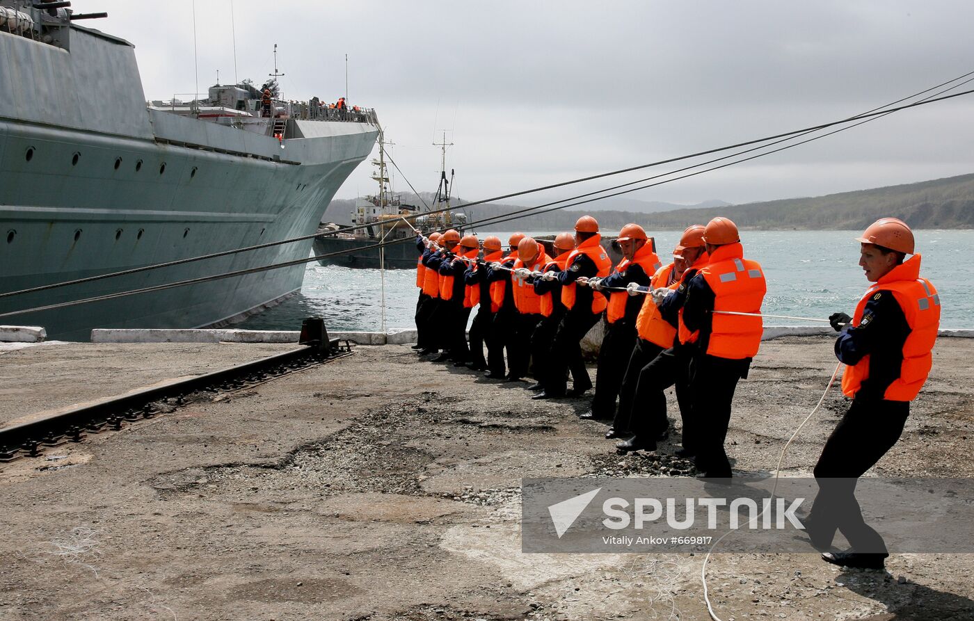 Peter the Great missile cruiser arrives in Primorye