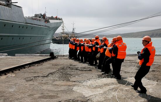 Peter the Great missile cruiser arrives in Primorye