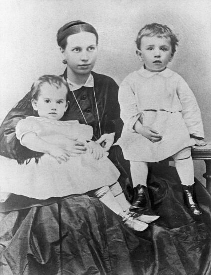 S.A.Tolstaya with children Tanya and Serezha