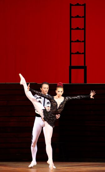 Yekaterina Kondaurova and Yevgeny Ivanchenko