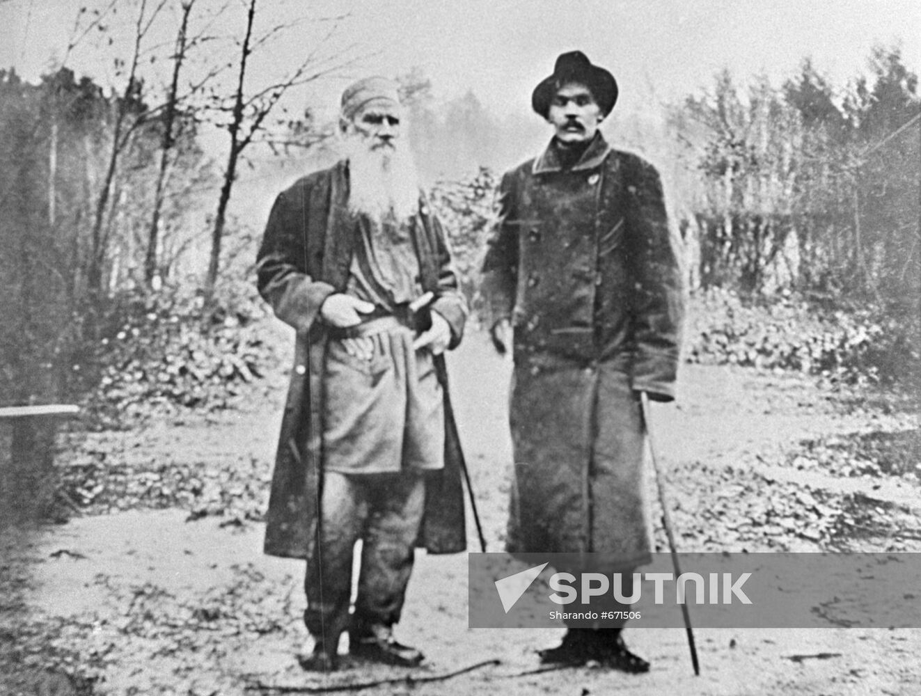 L.Tolstoy and M.Gorky in Yasnaya Polyana