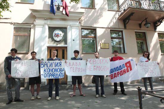 Activists stage rally in support of WWII veteran Vasily Kononov