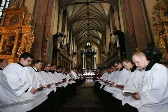 Astronomer Nicolaus Copernicus reburied by Polish priests