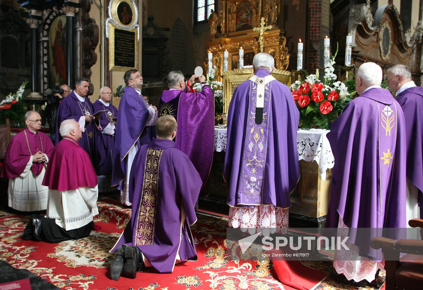 Astronomer Nicolaus Copernicus reburied by Polish priests