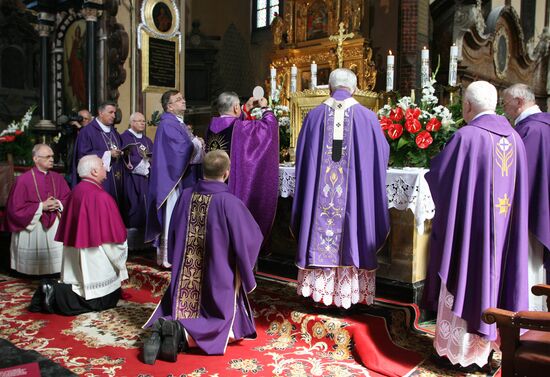 Astronomer Nicolaus Copernicus reburied by Polish priests