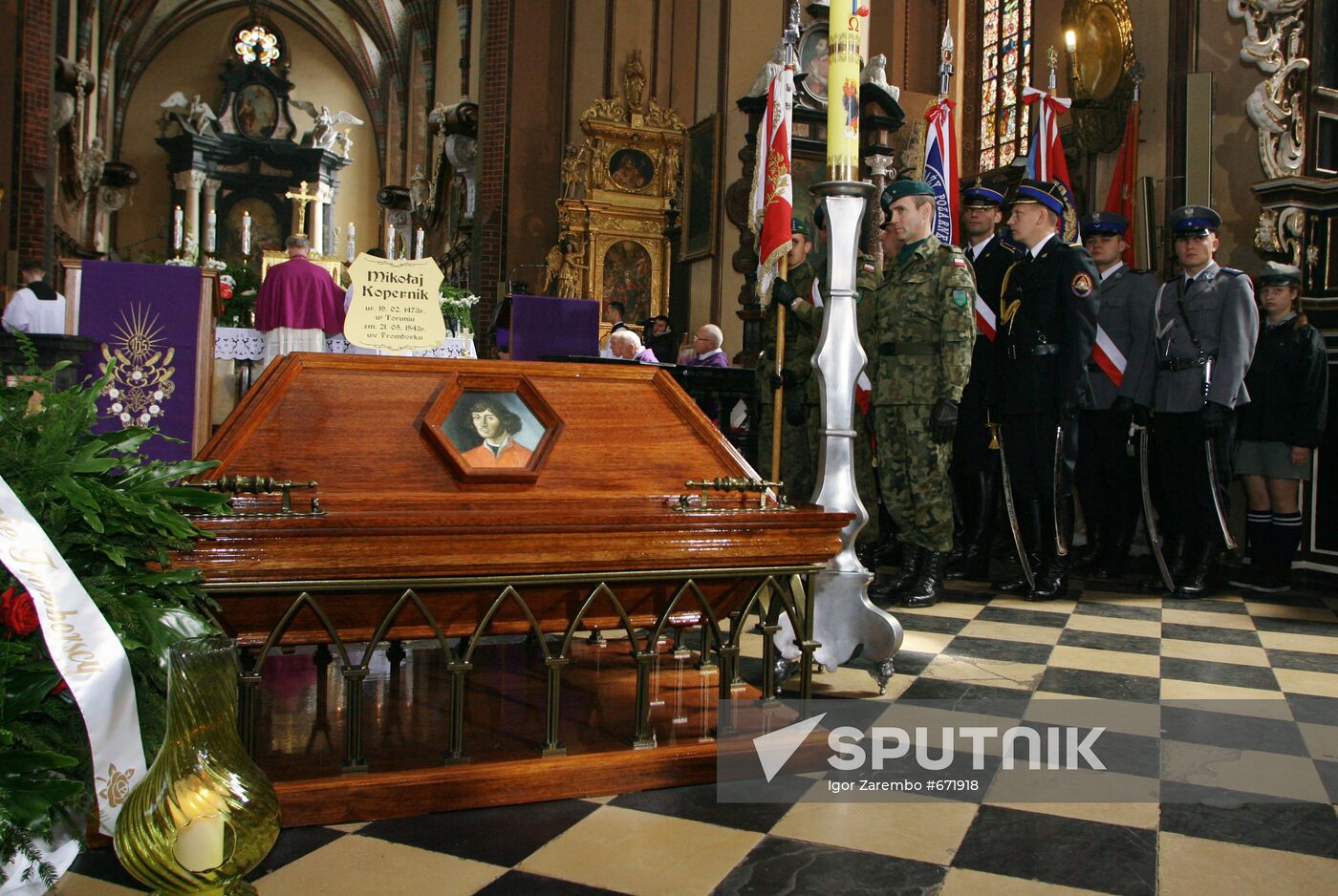 Astronomer Nicolaus Copernicus reburied by Polish priests