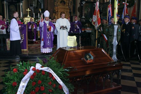 Astronomer Nicolaus Copernicus reburied by Polish priests
