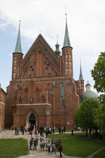 Astronomer Nicolaus Copernicus reburied by Polish priests