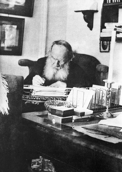 Reproduction "Leo Tolstoy at work"