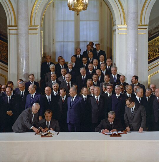 Leonid Brezhnev and Richard Nixon signing joint document.
