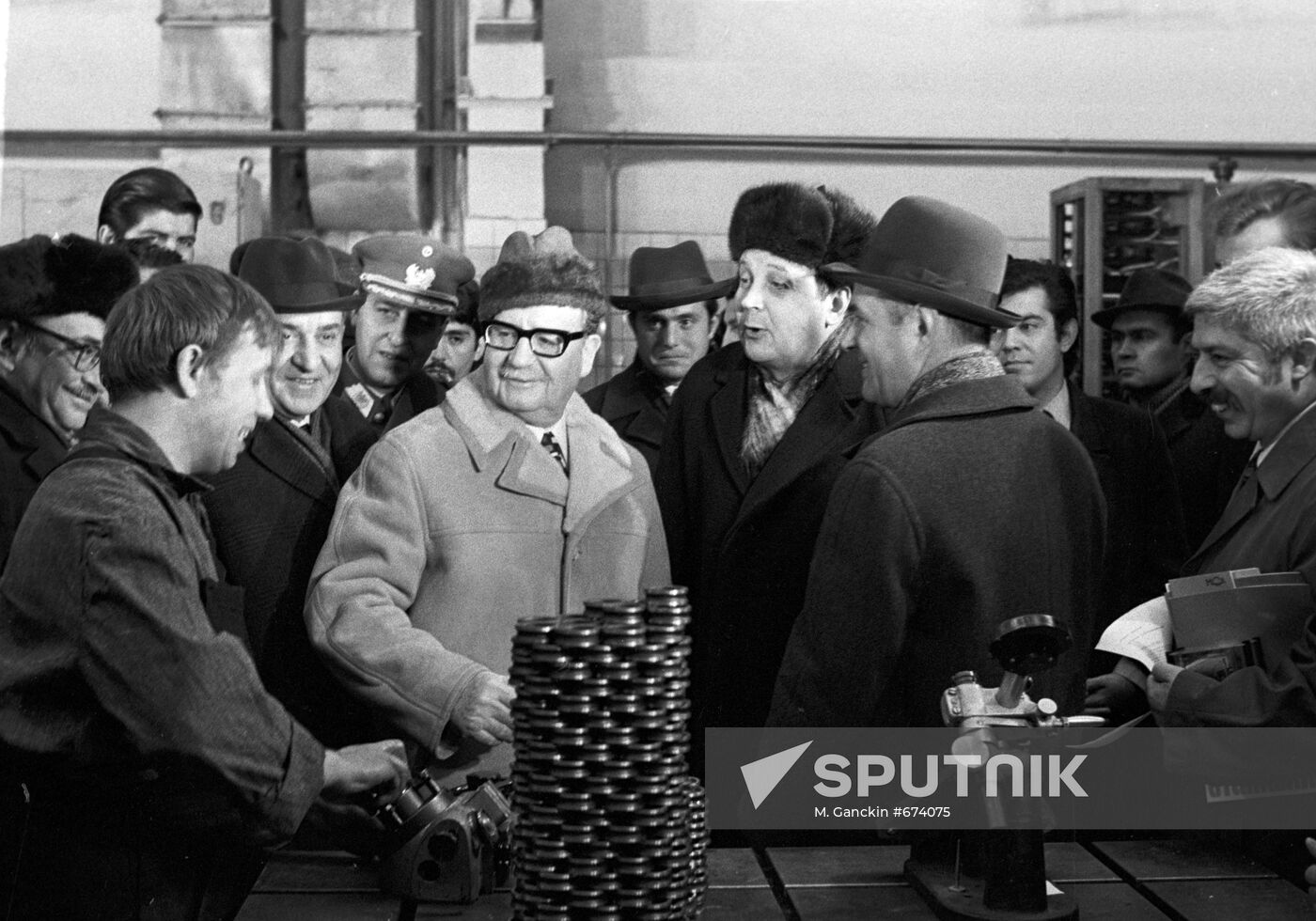 Salvador Allende visits the Moscow Stankoliniya plant.