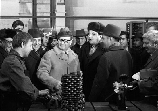 Salvador Allende visits the Moscow Stankoliniya plant.