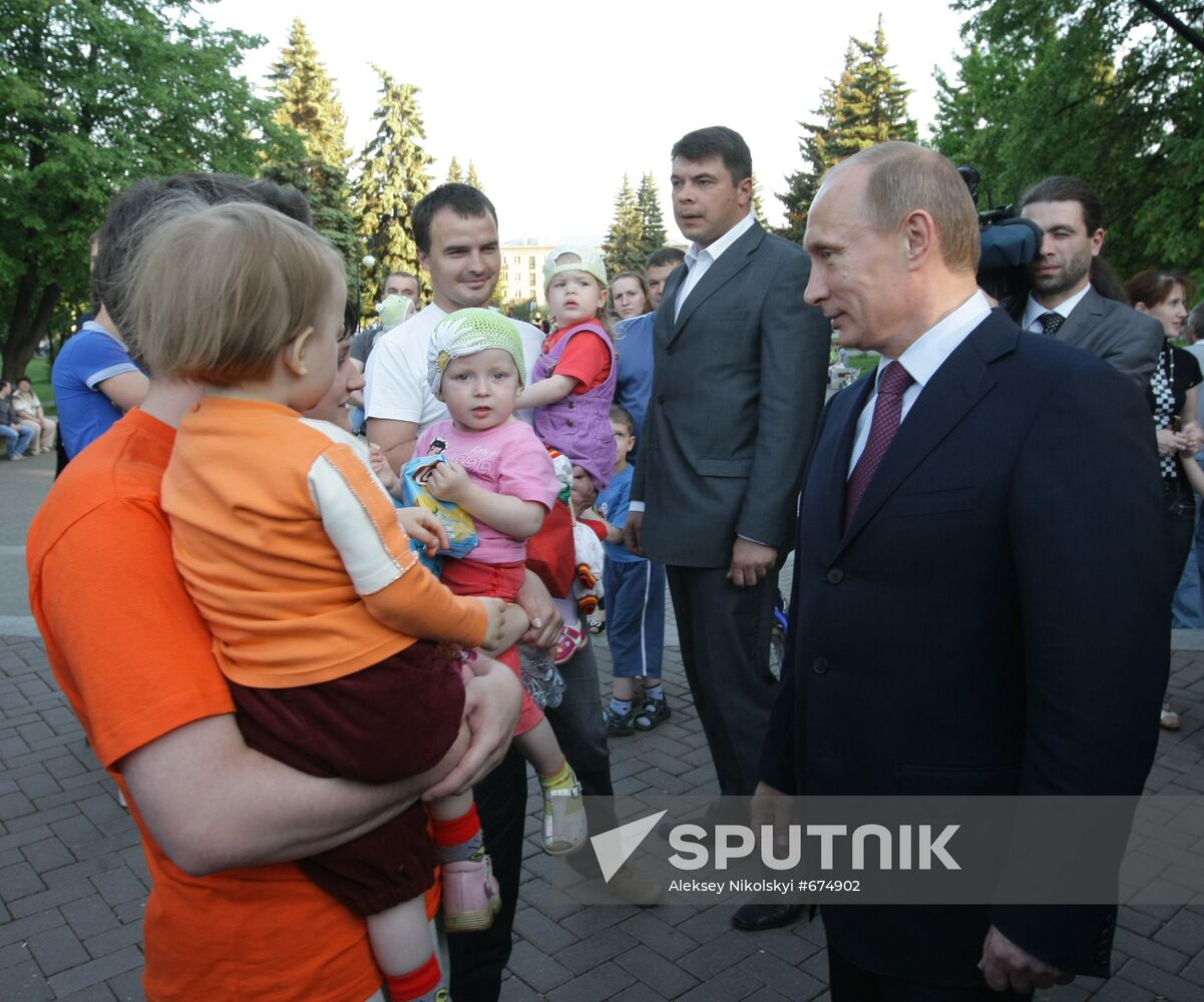 Vladimir Putin talks with Izhevsk residents