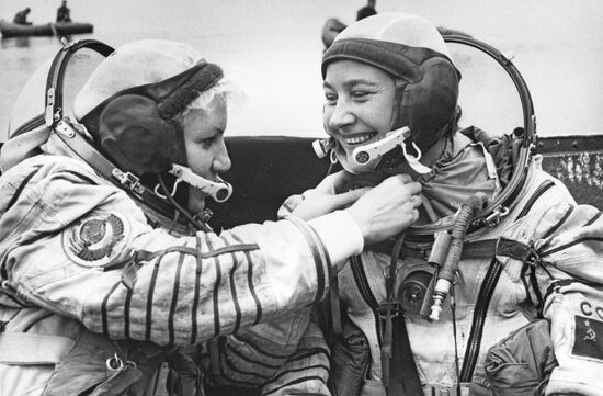 Cosmonauts Elena Dobrokvashina and Ekaterina Ivanova.