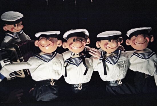 Sailor's dance "Yablochko"
