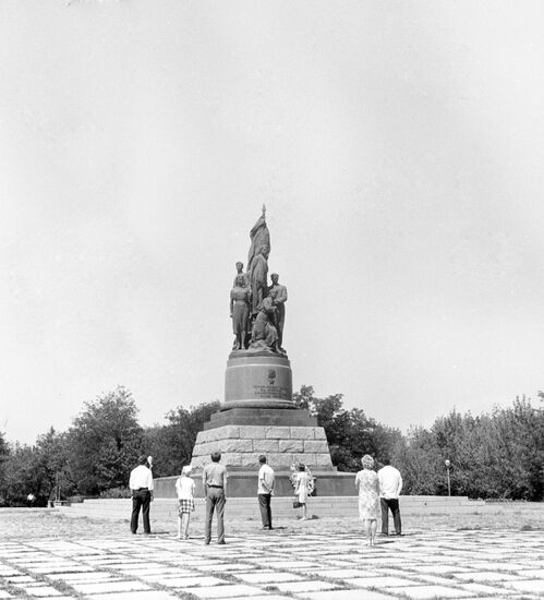 Monument to heroic Young Guard members