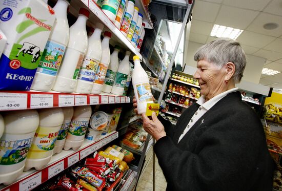 Customer of Veteran grocery store