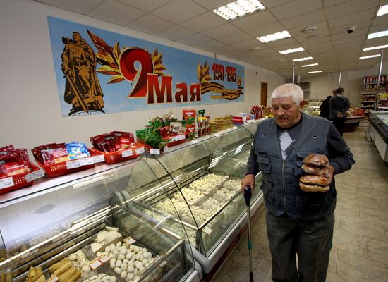 Customer of Veteran grocery store