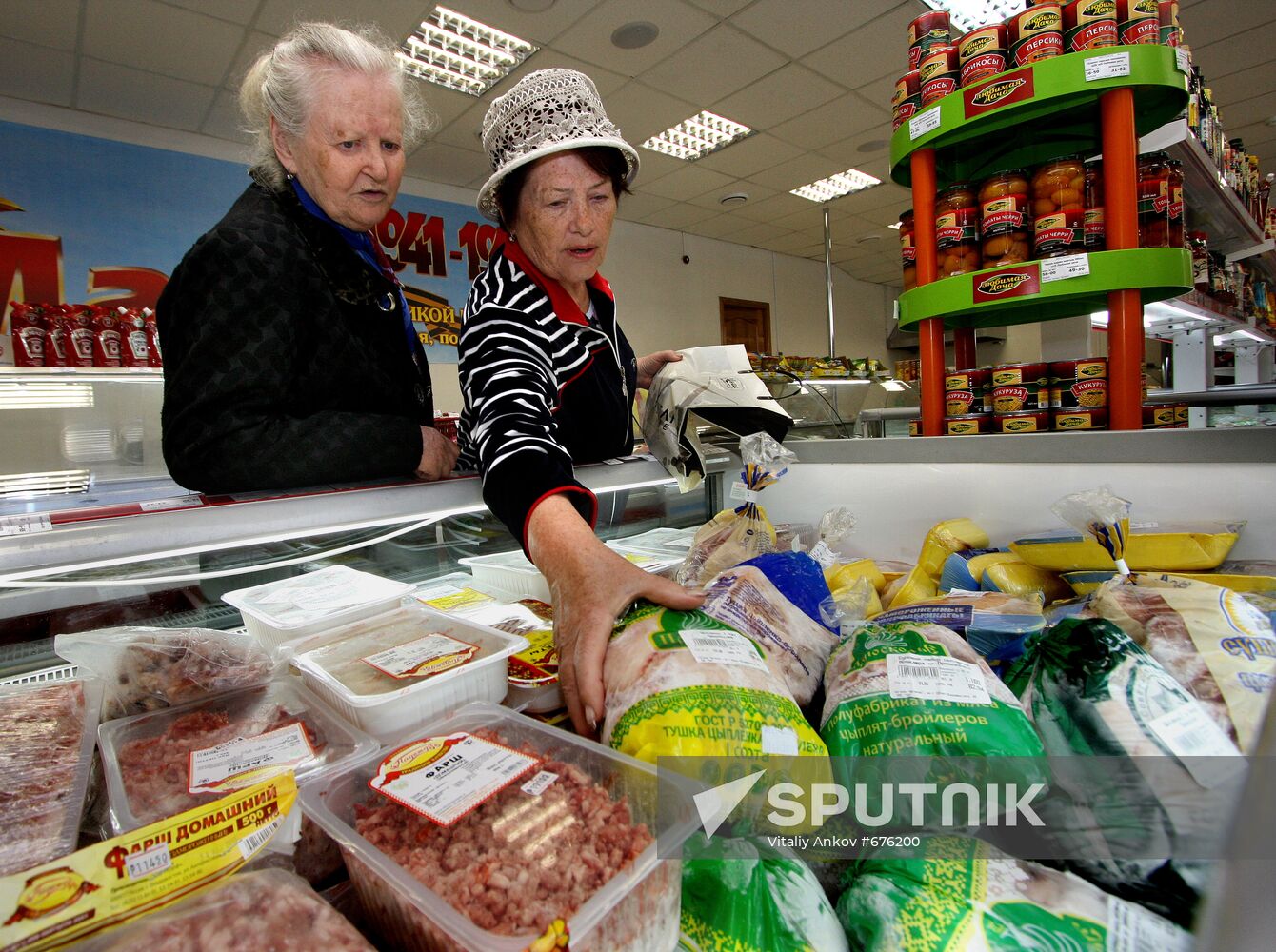 Customers of Veteran grocery store