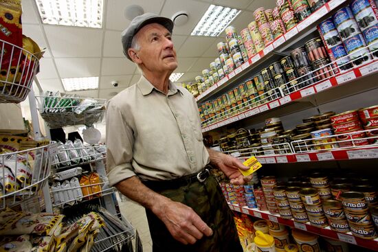 Customer of Veteran grocery store