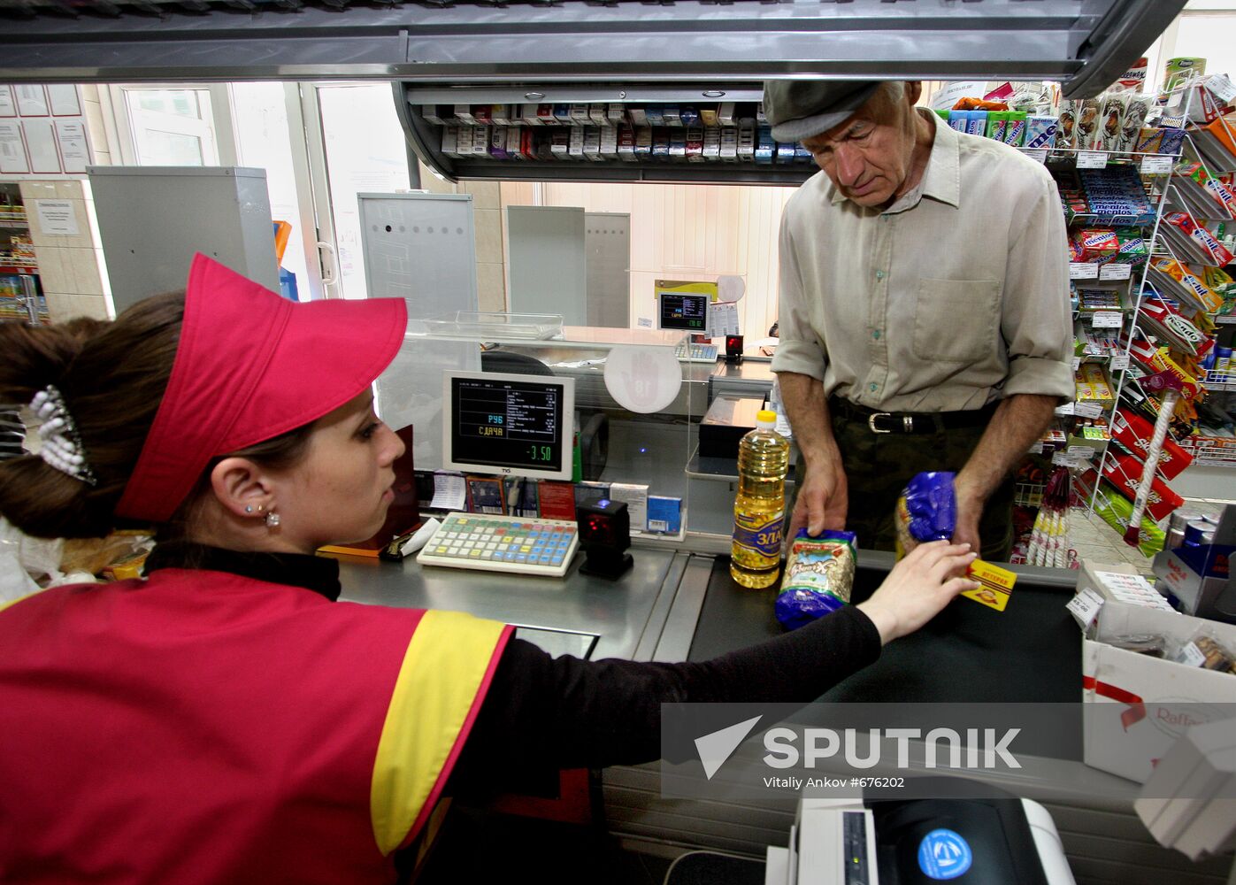 Customer of Veteran grocery store