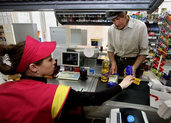 Customer of Veteran grocery store