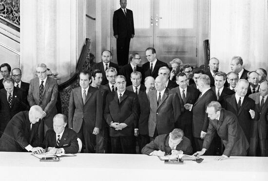 Signing the USSR-US cooperation agreement