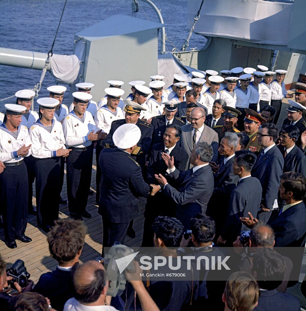 DRV party-governmental delegation on Aurora cruiser board.