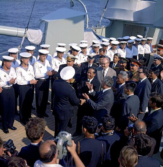 DRV party-governmental delegation on Aurora cruiser board.