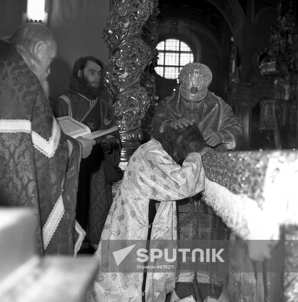 Archbishop Feodosy consecrating as priest deacon Vladimir