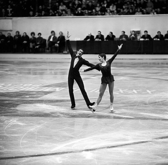 Lyudmila Pakhomova and Alexander Gorshkov during Performance