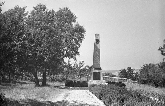 Obelisk on the grave of the Bakhchisarai underground fighters