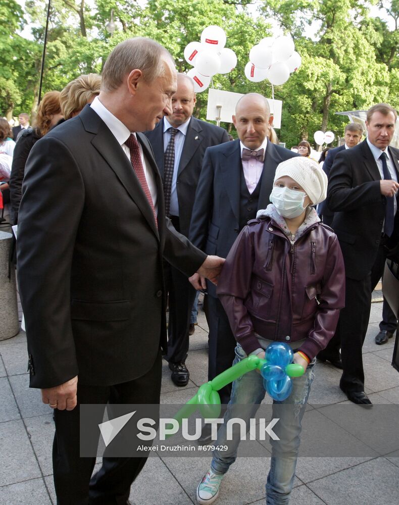 Vladimir Putin attends children's drawing contest